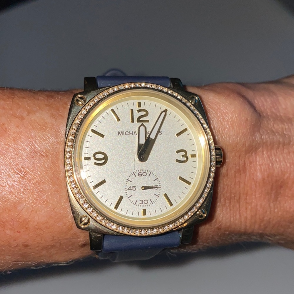 MICHAEL KORS NAVY RUBBER BAND GOLD WATCH
